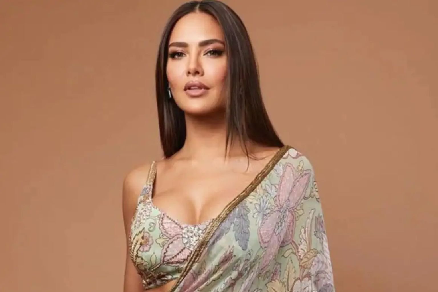 Esha Gupta – Biography, Age, Height, Boyfriend, Family, Net Worth, Movies and Career