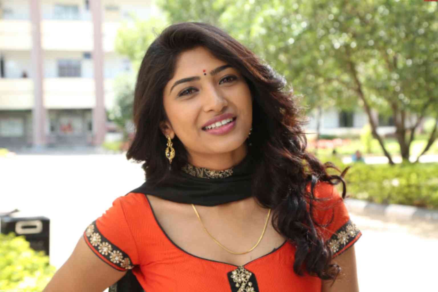 Roshni Prakash – Biography, Age, Height, Boyfriend, Family, Net Worth, Career